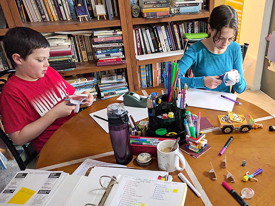 kids-doing-crafts